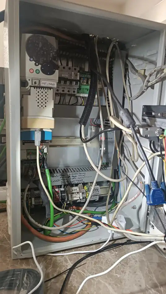 Revizyon uygulanan endüstriyel kontrol panosunun iç görünümü