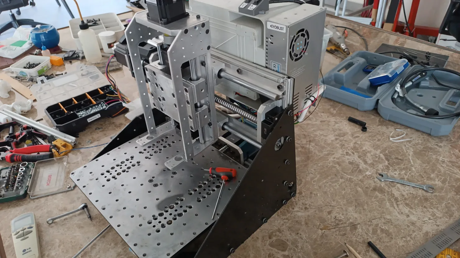 Üç eksenli CNC mekanik düzenek ve spindle montajının yandan görünümü
