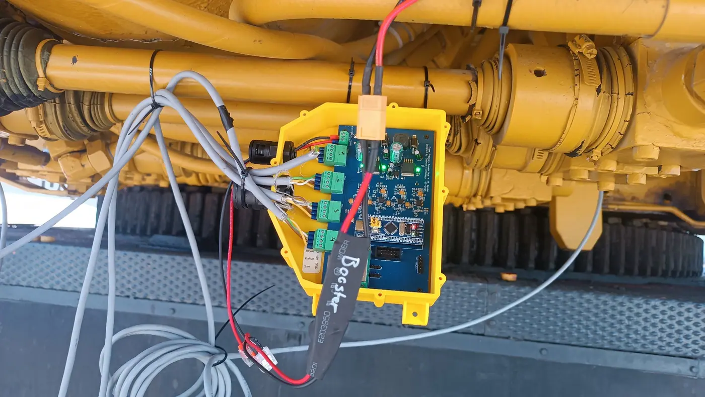 Vinç altında montajlı ve kablolaması yapılan veri toplama elektroniği